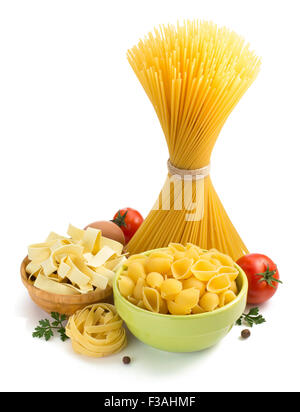 Ingredienti per la pasta isolati su sfondo bianco Foto Stock