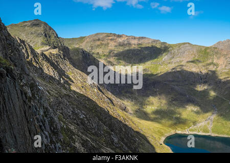 Llyn Llydaw, Snowdon e culle y Ddysgl visto da scogliere di Lliwedd nel Parco Nazionale di Snowdonia , Galles Foto Stock