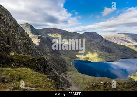 Llyn Llydaw, Snowdon e culle Goch visto da scogliere di Lliwedd nel Parco Nazionale di Snowdonia , Galles Foto Stock