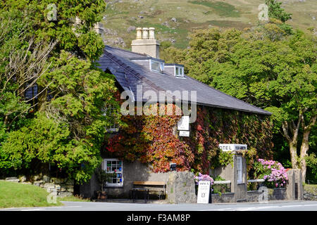 Il Pen-y-Gwryd hotel tra Capel Curig e Llanberis in Snowdonia, Galles Foto Stock