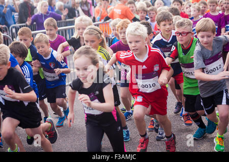 Bournemouth Dorset, Regno Unito. Il 3 ottobre 2015. I bambini di età compresa tra i 6-8 anni prendere parte nella Junior 1,5k gara run alla maratona di Bournemouth Festival. Credito: Carolyn Jenkins/Alamy Live News Foto Stock