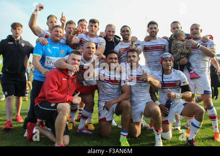 Belle Vue Stadium, Wakefield, Regno Unito, 3 ottobre 2015. Wakefield v Bradford Bulls Super 8s finale di qualifica 'Million Pound Game' Wakefield celebrare la vittoria su Bradford tori e vi la sopravvivenza di rimanere nella prima Utility Super League nel 2016 Copyright Steve Gaunt/Touchlinepics/Alamy Live News Foto Stock