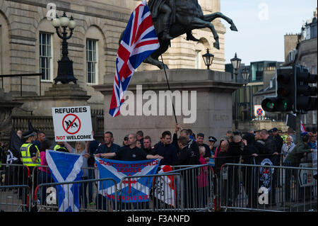 Edimburgo in Scozia il 3 ottobre 2015. Difesa scozzese league terrà una manifestazione di protesta contro l'immigrazione ma sono state soddisfatte da un contatore di più grande gruppo di protesta che porta i segni dicendo "Nae nazisti". SDL ha protestato accanto a un duca di Wellington statua dove come l'altro gruppo dove terrà il Princess Street dalla polizia. Credito: Andrew Steven Graham/Alamy Live News Foto Stock