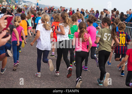 Bournemouth Dorset, Regno Unito. Il 3 ottobre 2015. I bambini di età compresa tra i 6-8 anni prendere parte nella Junior 1,5k gara run alla maratona di Bournemouth Festival. Credito: Carolyn Jenkins/Alamy Live News Foto Stock