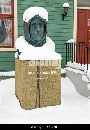 Polare Norvegese explorer Roald Amundsen's busto in Tromso, Norvegia Foto Stock