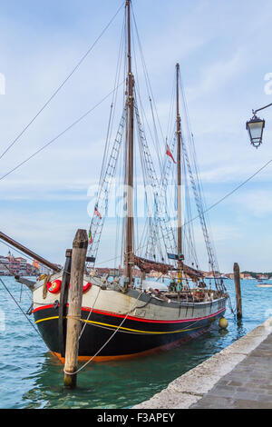 Un galleass ancorato tra le navi nel Mare Adriatico con una vista del nucleo storico della città edifici sulla costa Foto Stock