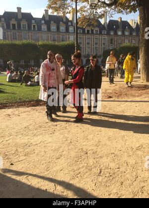 Parigi, Francia, 3 ottobre, 2015. Un gruppo di tutte le età si riuniscono per l annuale zombie a piedi. Credito: Scott Carson/Alamy Live News Foto Stock