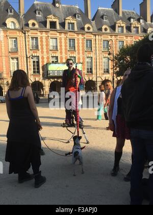 Parigi, Francia, 3 ottobre, 2015. Un gruppo di tutte le età si riuniscono per l annuale zombie a piedi. Credito: Scott Carson/Alamy Live News Foto Stock