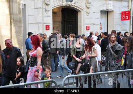 Parigi, Francia, 3 ottobre, 2015. Un gruppo di tutte le età si riuniscono per l annuale zombie a piedi. Credito: Scott Carson/Alamy Live News Foto Stock