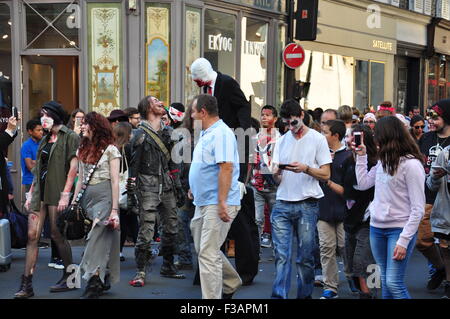 Parigi, Francia, 3 ottobre, 2015. Un gruppo di tutte le età si riuniscono per l annuale zombie a piedi. Credito: Scott Carson/Alamy Live News Foto Stock