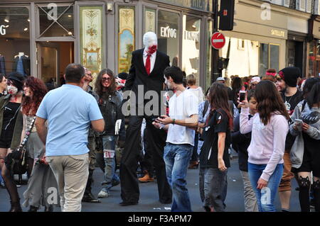 Parigi, Francia, 3 ottobre, 2015. Un gruppo di tutte le età si riuniscono per l annuale zombie a piedi. Credito: Scott Carson/Alamy Live News Foto Stock