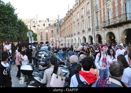 Parigi, Francia, 3 ottobre, 2015. Un gruppo di tutte le età si riuniscono per l annuale zombie a piedi. Credito: Scott Carson/Alamy Live News Foto Stock