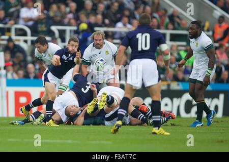 St James Park, Newcastle, Regno Unito. 03 ott 2015. Coppa del Mondo di rugby. Sud Africa contro Scozia. Scozia scrum-metà Greig Laidlaw passa la palla a Scozia fly-metà Duncan Weir. © Azione Sport Plus/Alamy Live News Foto Stock