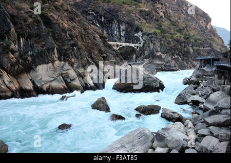 Salta in Tiger Canyon in Cina Foto Stock