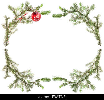 Natale greeting card frame - albero di abete rami con palla rossa su sfondo bianco Foto Stock