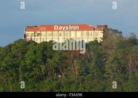 Days Inn hotel a Niagara Falls, New York, Stati Uniti d'America. Vista da Niagara Falls, Ontario, Canada. Foto Stock