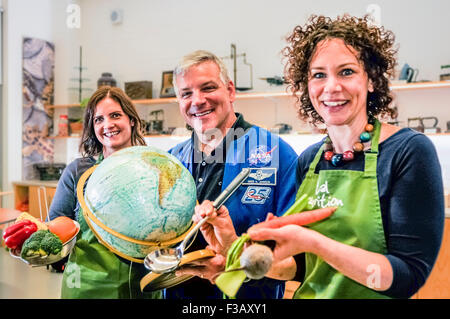 Belfast, Irlanda del Nord, Regno Unito. 3 Ottobre, 2015. L'astronauta della NASA Greg H. Johnson visite Belfast per contribuire a promuovere una sana alimentazione con Vitale Nutrizione Credit: stephen Barnes/Alamy Live News Foto Stock