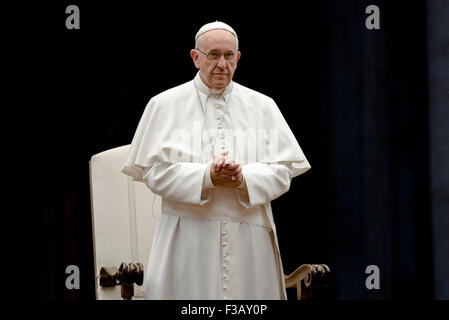 Città del Vaticano. 3 Ottobre, 2015. Papa Francesco assiste una veglia davanti all'apertura del Sinodo dei Vescovi, in Piazza San Pietro in Vaticano, Sabato, Ottobre 3, 2015. Credito: Massimo Valicchia/Alamy Live News Foto Stock