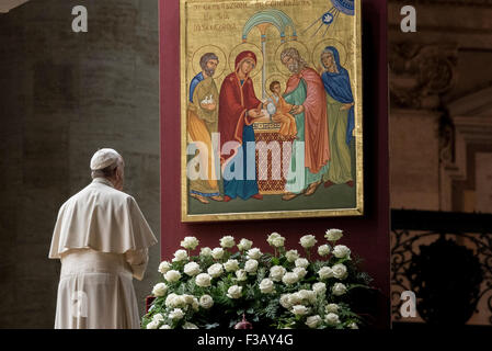 Città del Vaticano. 3 Ottobre, 2015. Papa Francesco lascia alla fine di una veglia davanti all'apertura del Sinodo dei Vescovi, in Piazza San Pietro in Vaticano, Sabato, Ottobre 3, 2015. Credito: Massimo Valicchia/Alamy Live News Foto Stock