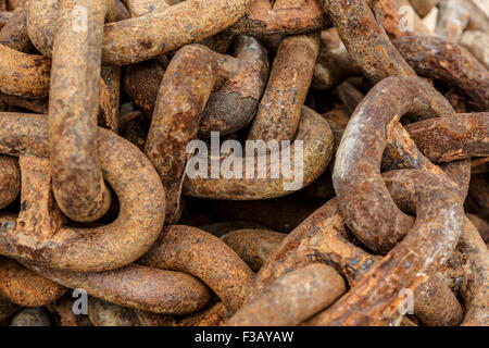 Rusty maglie di catena in un palo vicino fino Foto Stock