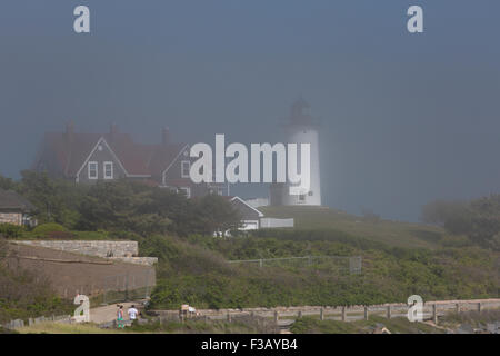 Nobska luce o luce Nobsque lighthouse è avvolta nella nebbia di Cape Cod, Massachusetts, STATI UNITI D'AMERICA Foto Stock