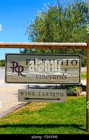 Refugio Ranch vigneti segno al di fuori della loro degustazione vini store in Los Olivos in California Foto Stock