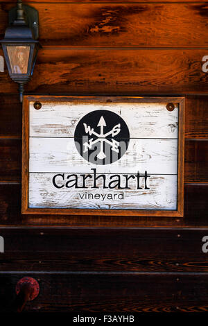 Carhartt Vigna segno di parete al di fuori della loro degustazione vini store in Los Olivos in California Foto Stock