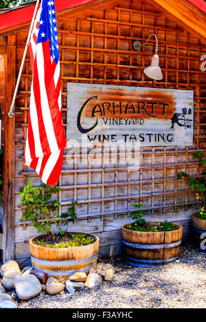 Carhartt Vigna segno di parete al di fuori della loro degustazione vini store in Los Olivos in California Foto Stock