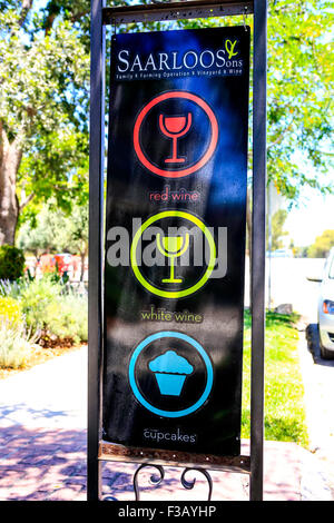 Saarloos vigneti segno al di fuori della loro degustazione vini store in Los Olivos in California Foto Stock