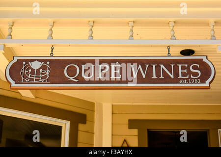 Vini Qupe segno di overhead al di fuori della loro degustazione vini store in Los Olivos in California Foto Stock