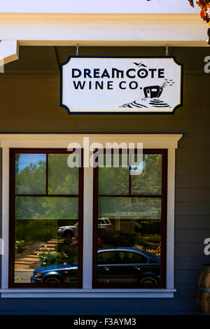 Vino Dreamcote Co tettuccio di firmare al di fuori della loro degustazione vini store in Los Olivos in California Foto Stock