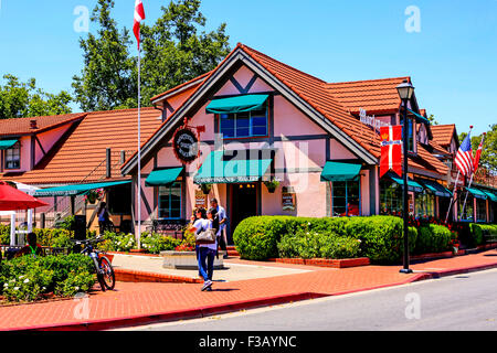 Mortensen di panificazione tradizionale che serve pasticcini danesi in danese-stile villaggio di Solvang in California Foto Stock