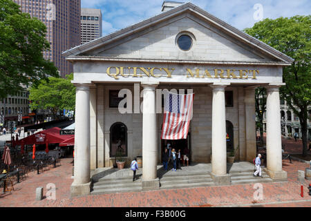 Quincy Market mercato centrale ingresso grecian-colonne doriche downtown BOSTON (STATI UNITI D'AMERICA Foto Stock