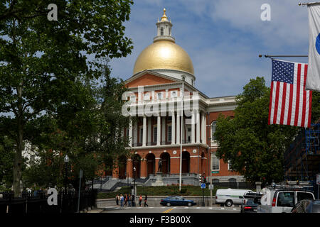 Massachusetts State House situato in Beacon Hill Downtown Boston USA con l' America a stelle e strisce bandiera Foto Stock