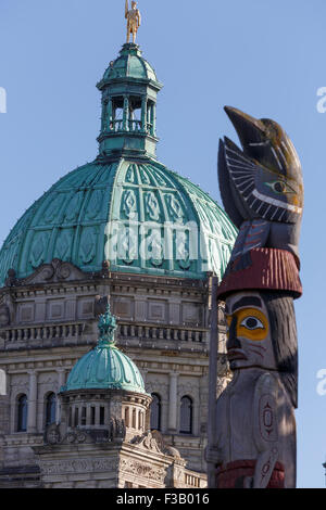 Il totem pole davanti a la cupola del palazzo del Parlamento Victoria Vancouver Island British Columbia Canada Foto Stock