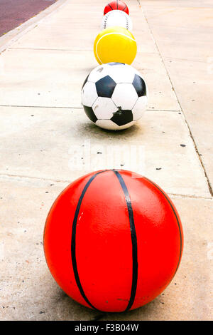 Il cemento soccer ball, palla da tennis, basket ball Pool, Baseball artwork visto al di fuori della FedEx Forum building in Memphis TN Foto Stock