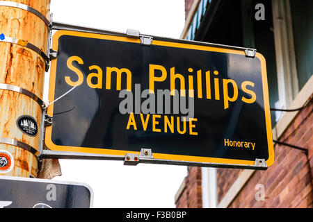 Sam Phillips Avenue sign in Memphis, Tennessee. Dedicato al pioniere del rock che ha aperto il Sun Studio il Jan 3, 1950 Foto Stock