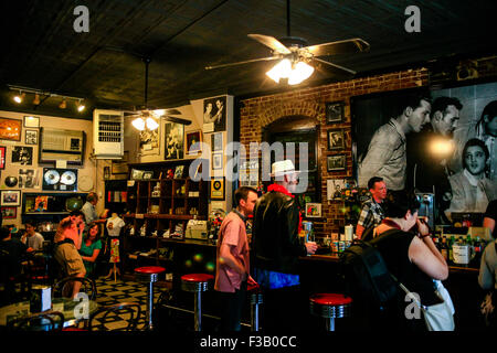 Persone assorbendo l'atmosfera in Sun Studio museum e cafe a 706 Union Ave, Memphis, Tennessee Foto Stock