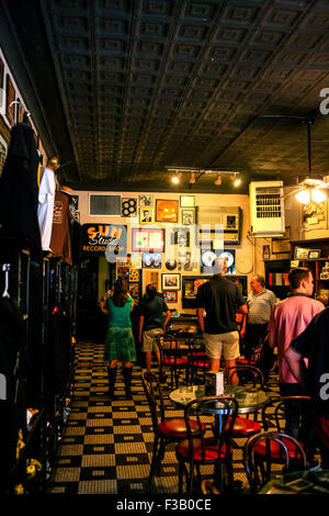 Persone assorbendo l'atmosfera in Sun Studio museum e cafe a 706 Union Ave, Memphis, Tennessee Foto Stock