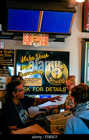 Persone assorbendo l'atmosfera in Sun Studio museum e cafe a 706 Union Ave, Memphis, Tennessee Foto Stock