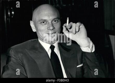 Parigi. 19 feb 1958. Yul Brynner che è co-starring con Charlton Heston in Cecile De Mille " Dieci Comandamenti' è ora a Parigi. Yul Brynner durante la sua conferenza stampa presso l'Hotel Plaza Athenee. © Keystone Pictures USA/ZUMAPRESS.com/Alamy Live News Foto Stock