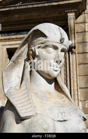 Una sfinge statua al di fuori del Teatro dell'Opera Ungherese di Budapest, Ungheria. Foto Stock