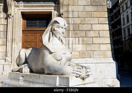 Una sfinge statua al di fuori del Teatro dell'Opera Ungherese di Budapest, Ungheria. Foto Stock