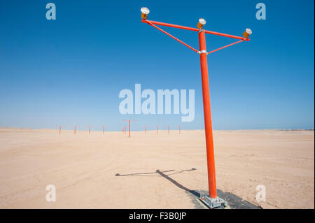 Fila di luci di avvicinamento al di fuori di un campo di aviazione pista di aeroporto Foto Stock