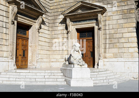 Una sfinge statua al di fuori del Teatro dell'Opera Ungherese di Budapest, Ungheria. Foto Stock