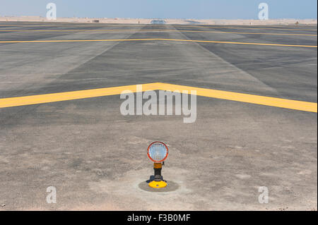 Fila di luci di avvicinamento al di fuori di un campo di aviazione pista di aeroporto Foto Stock