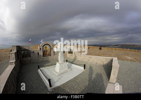 Lemnos Island, Grecia. 3 Ottobre, 2015. Drammatica la mattina presto ampia vista della guerra civile russa Memorial e il cimitero di lapidi, situato sulla punta del capo, nel villaggio Koutali bay, Lemnos Island, Grecia. Credito: BasilT/Alamy Live News Foto Stock