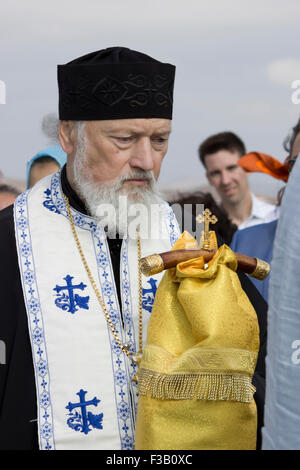 Lemnos Island, Grecia. 3 Ottobre, 2015. Ritratto di Protoiereus Michael della Chiesa Ortodossa Russa di Australia durante la cerimonia del servizio. Russo-Cossack memorial, Punta del Capo, Lemnos Island, Grecia Credito: BasilT/Alamy Live News Foto Stock