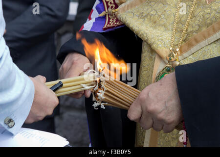 Lemnos Island, Grecia. 3 Ottobre, 2015. Candele e fiamme accese in memoria del furono sepolti Russo-cosacchi sulla punta della collina ruvida, Lemnos Island, Grecia. Credito: BasilT/Alamy Live News Foto Stock