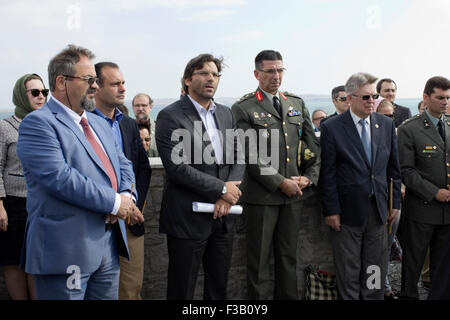 Lemnos Island, Grecia. 3 Ottobre, 2015. Da sinistra a destra Regional vice governatore Sig. Adamidis, Mirina il sindaco il sig. Marinakis, forze armate greche il sig. Koutras, brigadiere generale e il sig. A. Popov Console Generale, frequentando il memoriale di servizio per i caduti Russo-cosacchi durante la guerra civile Credito: BasilT/Alamy Live News Foto Stock